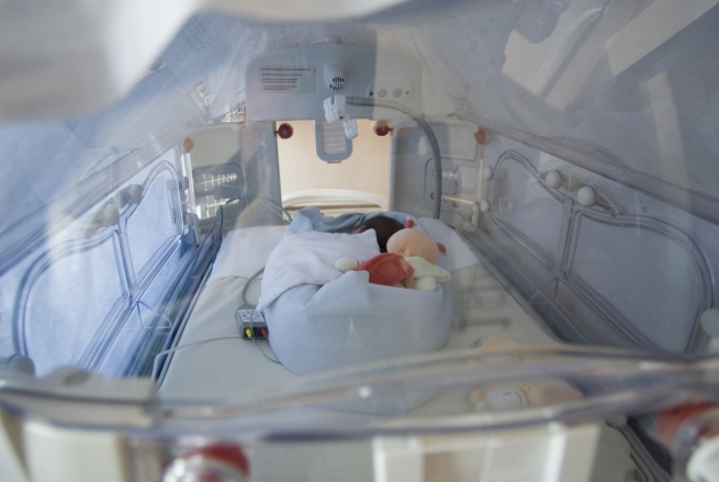 Service de néonatologie au CHU Hôtel-Dieu de Nantes, Hôpital Mère-et-Enfant. Les bébés prématurés y restent en couveuse jusqu'à la date théorique de leur naissance.